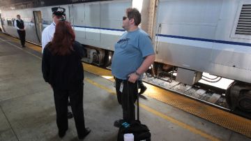 Portavoces de Amtrak exhortaron a los viajeros a estar en la estación al menos 45 minutos antes de recoger sus boletos, con una identificación a mano.