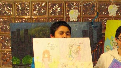 Aracely Méndez, Jocelyn Aguirre, Jazmín Mendiola, Claire Romo, Isaac Buendía, Juan Flores, Danny Zamudio y Yarol Razo organizaron una exhibición de arte sobre la violencia en su comunidad.