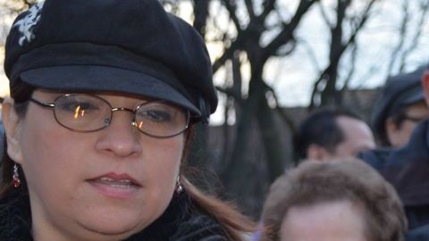 Celebran vigilia con velas a las afueras de la casa del alcalde de Chicago Rahm Emanuel.