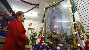 Celia Pacheco muestra su devoción por la Virgen Morena el lunes 10 de diciembre 2012, en la misión anglicana Nuestra Señora de Guadalupe, en el barrio mexicano La Villita de Chicago.