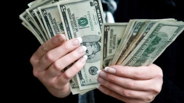 Los investigadores explicaron que los involucrados cambiaron los cheques por dinero en varios bancos locales y se repartieron las ganancias entre todos.