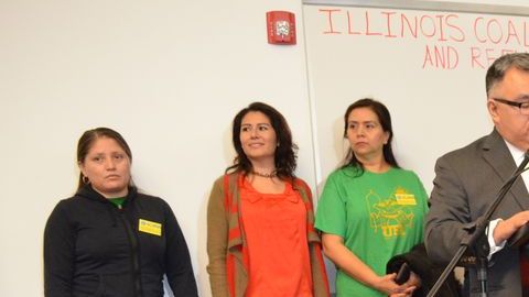 Líderes comunitarios latinos se reunieron en la residencia estudiantil La Casa, de The Resurrection Project, en Pilsen.