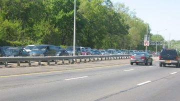 Las autoridades de tránsito de Chicago alertaron que, mientras culminan la investigación del caso, los carriles de la autopista permanecerán cerrados.