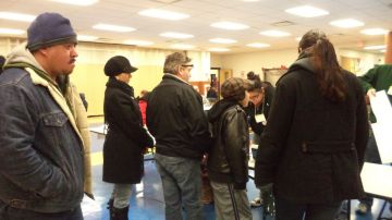Residentes votando en la escuela Wilson en Cicero esta tarde.