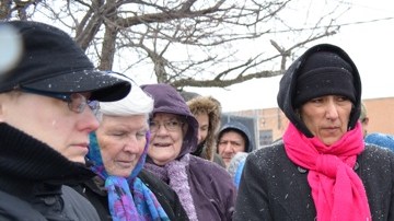 Religiosos, activistas y gente de la comunidad en la vigilia a las afueras del centro de detención Broadview.