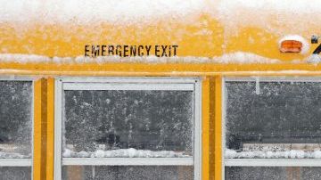 Aunque directamente no se ha relacionado el incidente con las condiciones del tiempo, lo cierto es que varias calles de la zona aún se encuentran llenas de nieve como resultado de la tormenta.