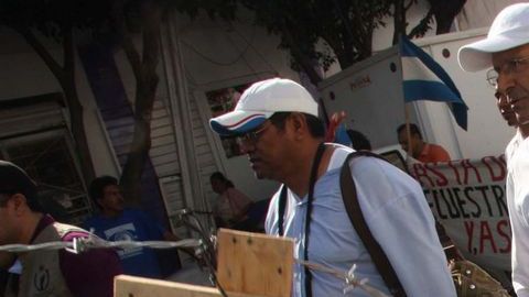 El sacerdote católico Alejandro Solalinde, director del albergue Hermanos en el Camino, encabeza la caravana "Paso a paso hacia la paz" hacia el municipio de Chahuites, Oaxaca.