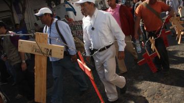 El sacerdote católico Alejandro Solalinde, director del albergue Hermanos en el Camino, encabeza la caravana "Paso a paso hacia la paz" hacia el municipio de Chahuites, Oaxaca.