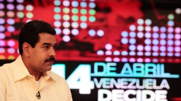 Fotografía cedida por el Palacio de Miraflores del presidente venezolano encargado, Nicolás Maduro, durante una entrevista con Telesur en Caracas.