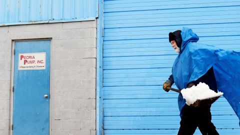 La última nevada reportada en la zona medio oeste de Estados Unidos obligó al cierre de escuelas y a la cancelación de miles de vuelos en Chicago.