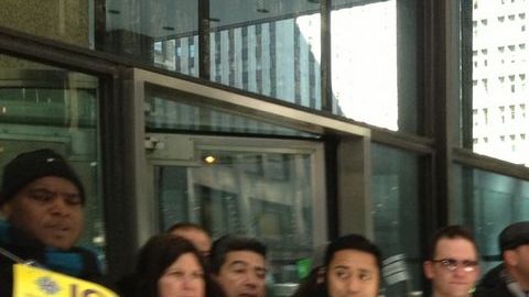 Pie de foto: Acto de desobediencia civil frente al edificio federal Kluczynski en el centro de Chicago.