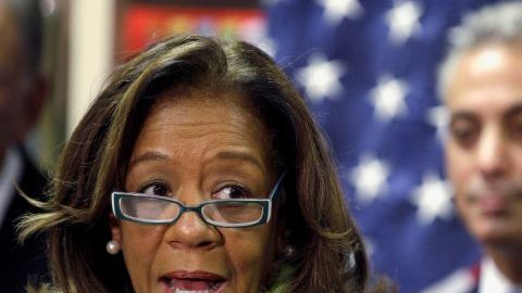 La directora ejecutiva de CPS, Barbara Byrd-Bennett y, al fondo, el alcalde de Chicago Rahm Emanuel.