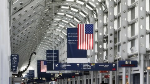 Viajeros caminan por el interior del aeropuerto O'Hare.