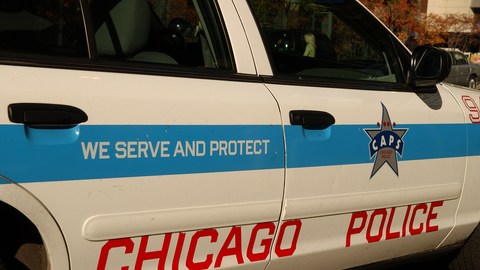 Según el informe oficial, el individuo entró a la estación policiaca poco después de la medianoche.