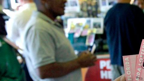 El afortunado compró  el boleto en un local en Falcon Pantry, Westmont.