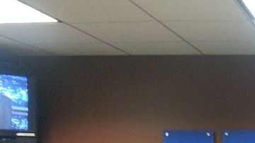 Simón Fernández (a la izquierda, de lentes) trabaja en servicio al cliente de United Airlines en el aeropuerto O'Hare.