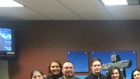 Simón Fernández (a la izquierda, de lentes) trabaja en servicio al cliente de United Airlines en el aeropuerto O'Hare.