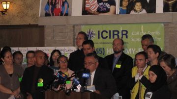 Foto de uno de los eventos de la ICIRR, en Chicago. Lanzamiento de la línea de ayuda Family Support Hotline.