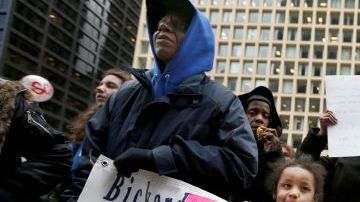 Padres y estudiantes participan de una manifestación en contra del cierre de escuelas en Chicago.