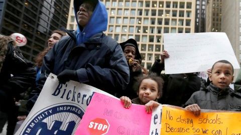 Padres y estudiantes participan de una manifestación en contra del cierre de escuelas en Chicago.