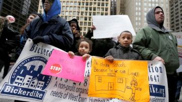 Padres y estudiantes participan de una manifestación en contra del cierre de escuelas en Chicago.