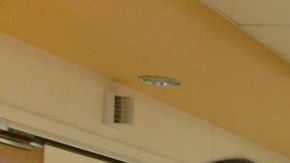 Sofía Espinoza sostiene a su segundo hijo John Carlos en brazos en medio de los doctores cirujanos Deborah Loeff (izq.) y Fuad Baroody (dcha.) el 9 de mayo 2013, en el hospital de niños de la Universidad de Chicago, Illinois.