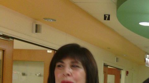 Sofía Espinoza sostiene a su segundo hijo John Carlos en brazos en medio de los doctores cirujanos Deborah Loeff (izq.) y Fuad Baroody (dcha.) el 9 de mayo 2013, en el hospital de niños de la Universidad de Chicago, Illinois.