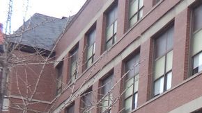 Padres de familia y estudiantes a las afueras de la primaria José de Diego.