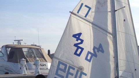 Decenas de jóvenes aprenden a navegar en el lago Michigan.