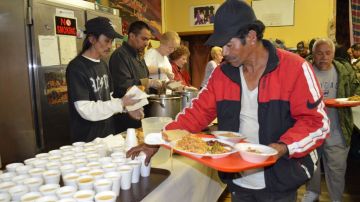 Personas sin hogar asisten al Comedor Popular de la Iglesia Luterana San Mateo.