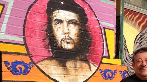 Carlos Arango, director ejecutivo de Casa Aztlán, afuera del edificio el martes pasado.