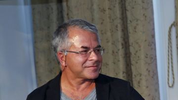 De izda. a dcha., el director Slawomir Grunberg, Teresa Sokolowska y el viceconsul mexicano en Chicago Agustín Rodriguez de la Gala durante rueda de prensa.