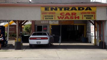 Empresa de lavados de carros "Little Village".