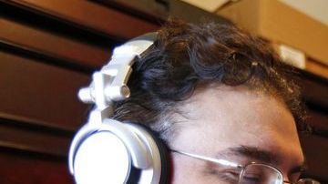 Dos mexicanos emiten desde Chicago un programa nacional de radio con los difererentes estilos del "Son mexicano".