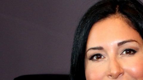 Edna Schmidt, quien fuera periodista para la cadena Univision, regresa a casa; pero con la competencia: Telemundo.