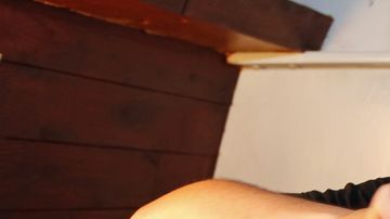 El director artístico y cocinero Efren Candelaria del Sombresa Supper Club prepara una ensalada de tomate.