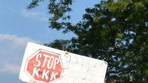 Varios jóvenes cargan un ataúd en el barrio de Pilsen en alusión a los niños y jóvenes asesinados en barrios latinos de Chicago. Entre ellos, la niña Ana Leyda Mateo, que fue asesinada hace diez años en ese barrio hispano con solo 7 años de edad, al ser alcanzada en la cabeza por una bala perdida disparada por pandilleros.