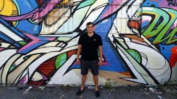 Epifanio Monarrez, diseñador gráfico de 28 años titulado de Columbia College y quien desde hace nueve años dedica parte de su tiempo a La Villita, un vecindario habitado mayoritariamente por inmigrantes mexicanos.
