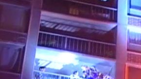 Videos muestran a bomberos sacando a personas a través de un balcón.