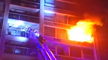 Videos muestran a bomberos sacando a personas a través de un balcón.
