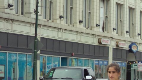 Gente camina en la intersección de la 47 y la Ashland, en Back of the Yards, en Chicago.