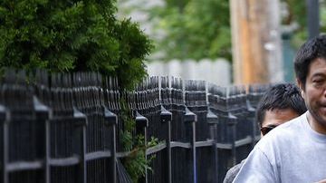 Tres veces por semana, al caer el sol, este grupo, formado por personas de todas las edades, se reúne en el estacionamiento de la escuela Castellanos de La Villita para hacer precalentamiento y prepararse para correr por calles que algunas personas intentan evitar en la noche.