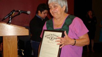 La educadora y activista latina, Carmen Velásquez, muestra el decreto que le dio el gobernador de Illinois Pat Quinn.