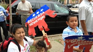 Una inmigrante con sus hijos se sumó a la marcha del 5 de octubre en Chicago.