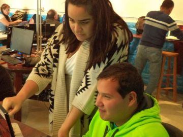 El programa Overcoming Barriers de Universidad Popular capacita a personas con alguna discapacidad en la comunidad hispana de La Villita.