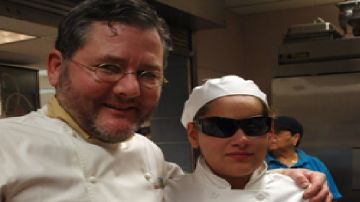 El afamado chef Charlie Trotter con la chef mexicana invidente  Laura Martínez.