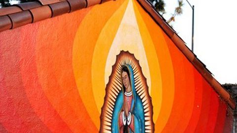 Un mural con la imagen de la Virgen de Guadalupe.