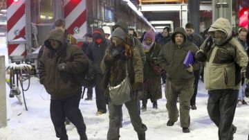 Pasajeros de Metra llegan a la estación de la calle LaSalle, en el centro de Chicago.