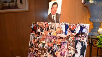 Fotografías familiares del fenecido periodista Julio César Montoya  fueron expuestas en la funeraria Álvarez el lunes 31 de marzo.