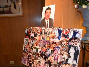 Fotografías familiares del fenecido periodista Julio César Montoya  fueron expuestas en la funeraria Álvarez el lunes 31 de marzo.
